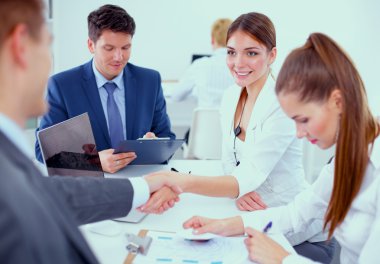 İş adamları el sıkışıyor, toplantıyı bitiriyor.