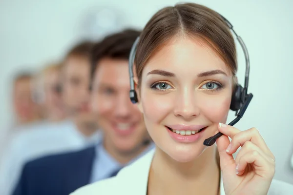 Jovens empresários e colegas atraentes e positivos em um escritório de call center — Fotografia de Stock