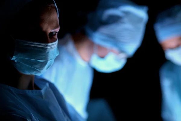 Chirurgo di squadra al lavoro durante l'operazione — Foto Stock