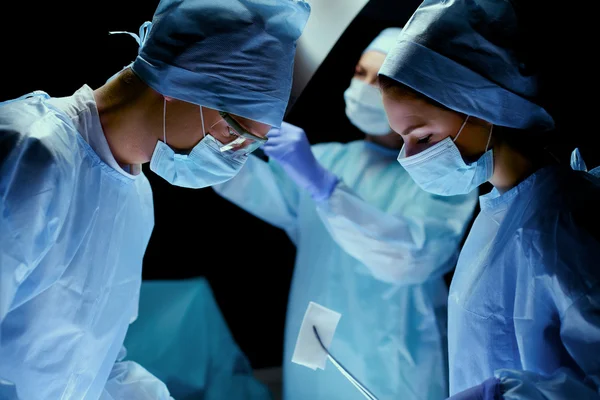 Team surgeon at work in operating room. — Stock Photo, Image