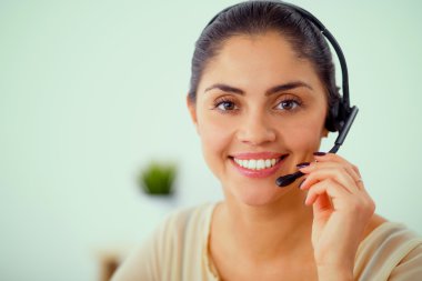 Ofiste oturan bir müşteri hizmetleri ajanının yakın plan portresi.