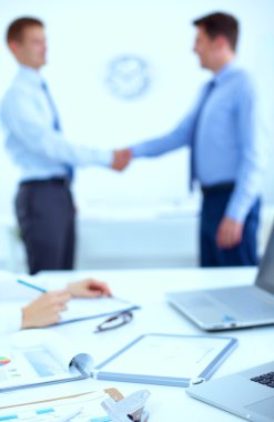 İş adamları el sıkışıyor, toplantıyı bitiriyor.