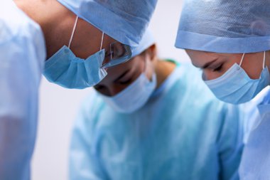 Ekip cerrahı ameliyathanede..