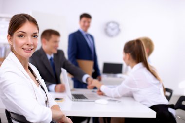 İş adamları el sıkışıyor, toplantıyı bitiriyor, ofiste.