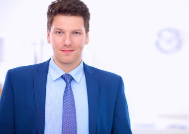 Ofiste masasının karşısında duran bir iş adamı ya da yönetici.