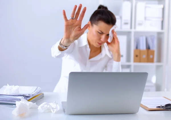 Gestresste Geschäftsfrau sitzt am Schreibtisch im Büro — Stockfoto