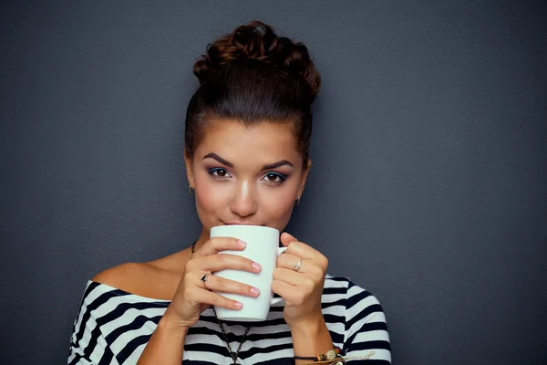 Portrait of  young woman with cup  tea or coffee — Stock Photo, Image