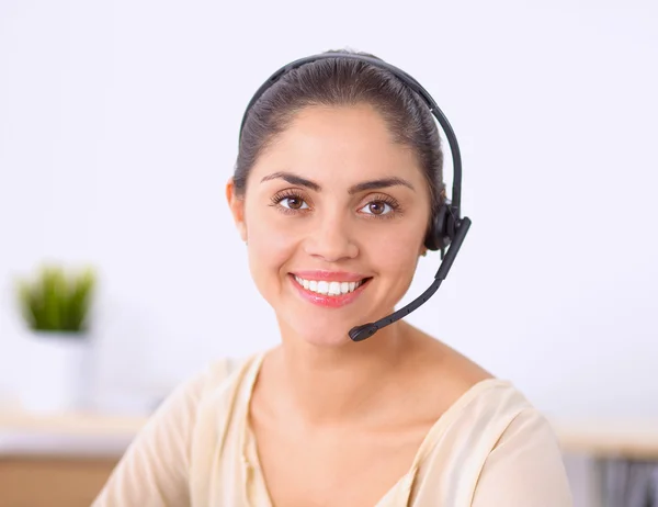 Retrato de primer plano de un agente de servicio al cliente sentado en la oficina — Foto de Stock