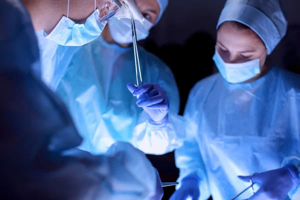 Teamchirurg aan het werk in de operatiekamer. — Stockfoto