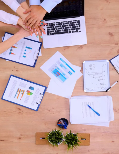 Geschäftsteam mit Hand in Hand - Teamwork-Konzepte — Stockfoto