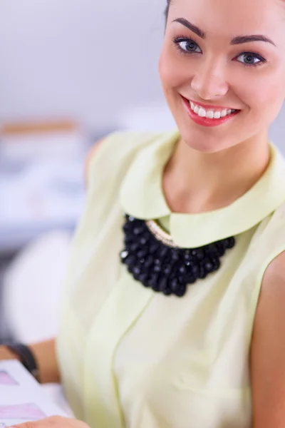 Moderno diseñador de moda joven que trabaja en el estudio. — Foto de Stock