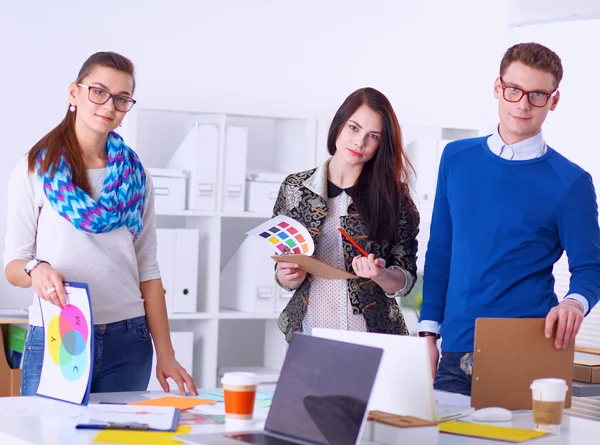Unga företagare som arbetar på kontoret med ett nytt projekt — Stockfoto