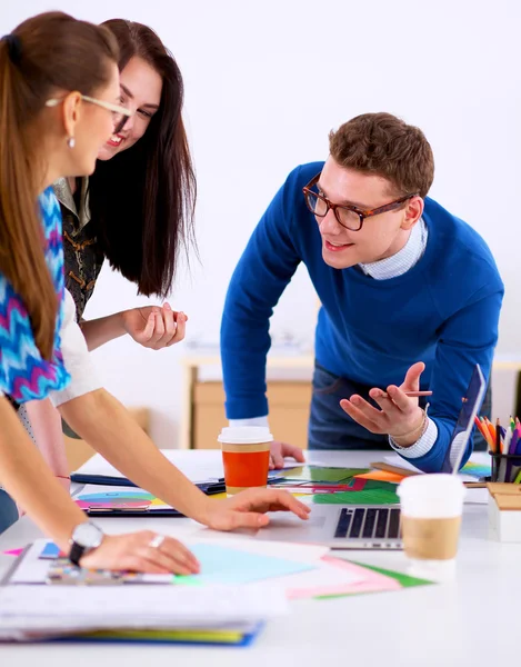 Jonge zakenmensen die op kantoor aan een nieuw project werken — Stockfoto