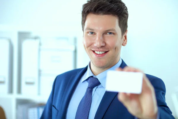 Podobizna mladého muže drží prázdné bílé karty — Stock fotografie