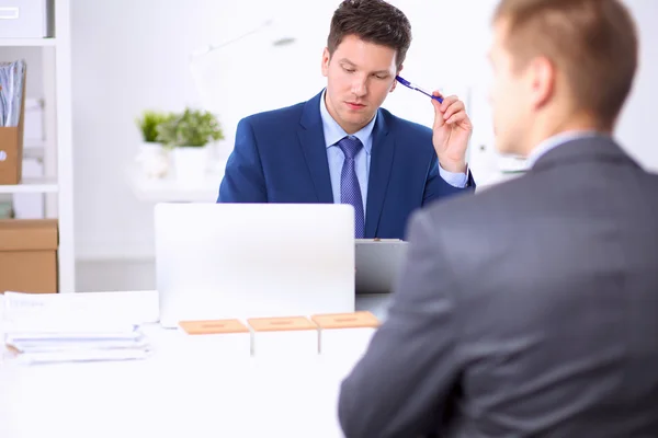 Affärsmän som arbetar med bärbar dator i ett kontor, sitter ta skrivbordet — Stockfoto