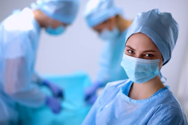 Teamchirurg aan het werk in de operatiekamer. — Stockfoto