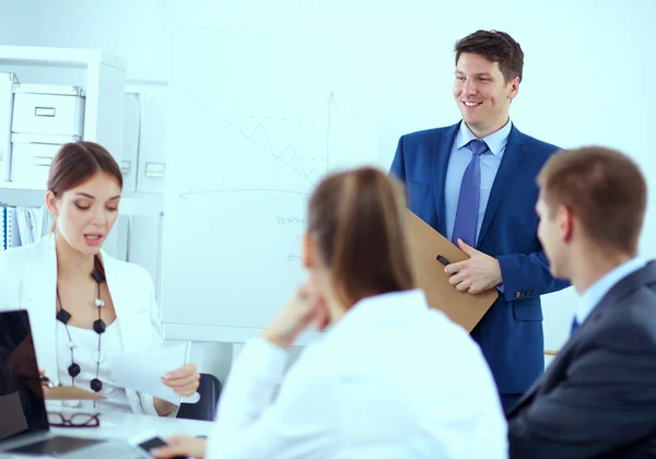 Zakenmensen zitten en discussiëren op zakelijke bijeenkomst — Stockfoto