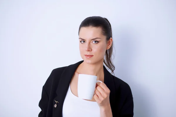 Jonge vrouw met een mok, geïsoleerd op witte achtergrond — Stockfoto