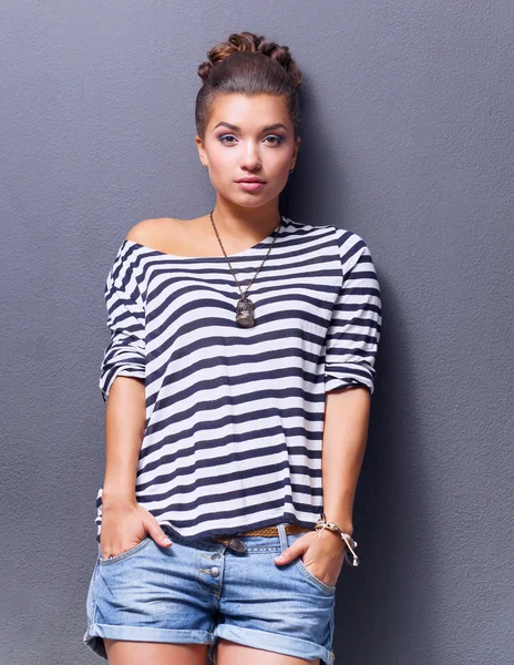 Young woman standing, isolated on gray background — Stock Photo, Image