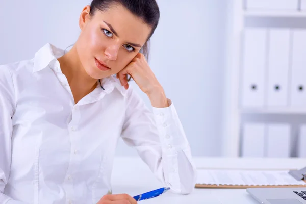 Jolie femme d'affaires assise sur un bureau avec ordinateur portable dans le bureau — Photo