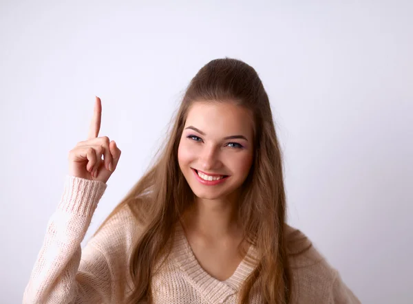 Portrait d'une jeune femme souriante pointant vers le haut — Photo