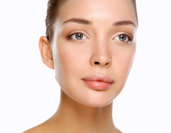 Retrato de cerca de la hermosa cara de mujer joven. Aislado sobre fondo blanco. — Foto de Stock