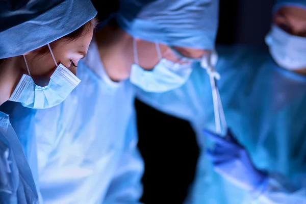 手術中のチーム外科医 — ストック写真