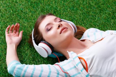 Kadın müzik dinliyor.