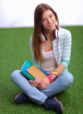 kadının okuma kitabı yeşil çimenlerin üzerinde oturur