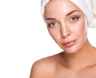 Kafasında havlu olan güzel bir kadın.