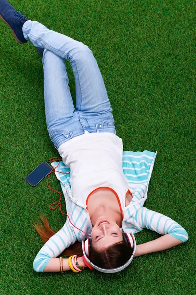 Mujer escuchando la música — Foto de Stock