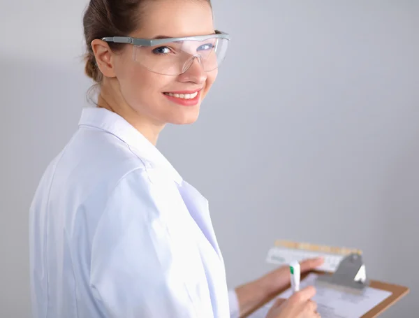 Attractive female dentist with tools , standing on gay background — Stock Photo, Image