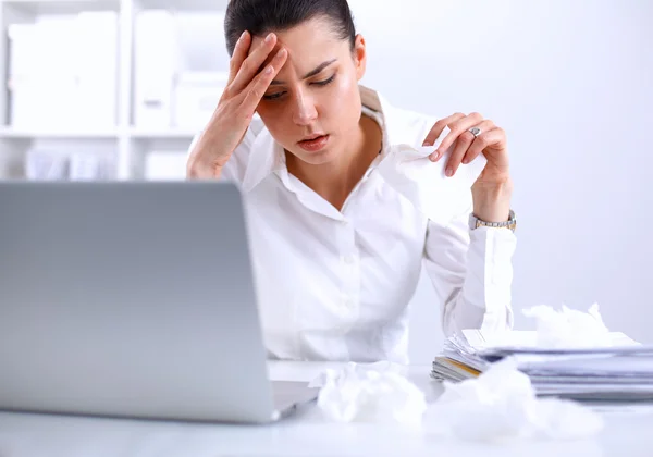 Gestresste Geschäftsfrau sitzt am Schreibtisch im Büro — Stockfoto