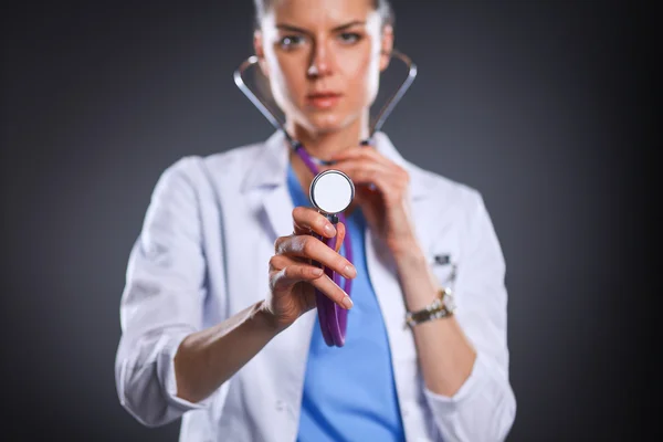 Ärztin mit Stethoskop hört zu, isoliert auf grauem Hintergrund — Stockfoto