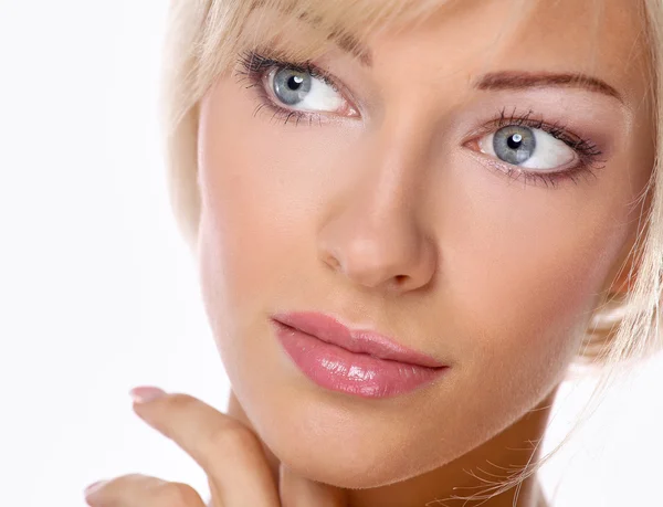 Retrato de cerca de la hermosa cara de mujer joven. Aislado sobre fondo blanco. — Foto de Stock