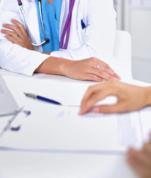 Médico e paciente sentado na mesa no escritório — Fotografia de Stock