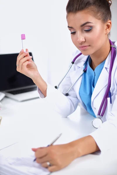 Femme chercheuse entourée de flacons et flacons médicaux, isolée sur fond blanc — Photo