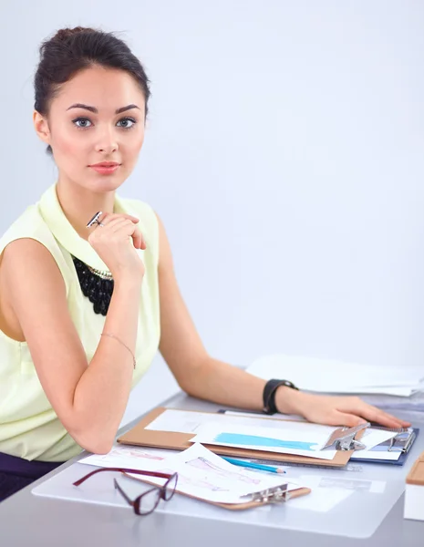 Moderne jonge modeontwerper aan het werk in studio. — Stockfoto