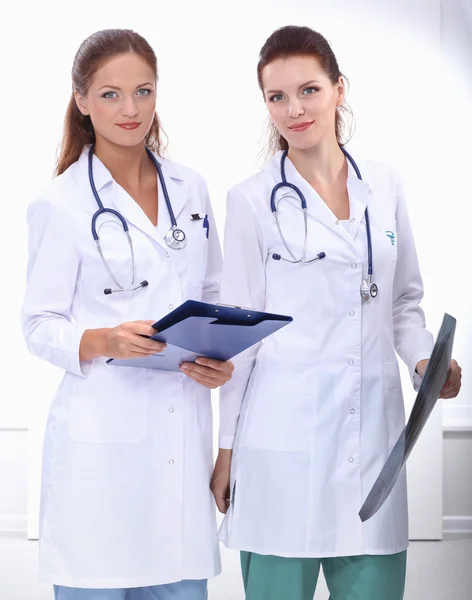 Duas mulheres enfermeira assistindo imagem de raios X, de pé no hospital — Fotografia de Stock