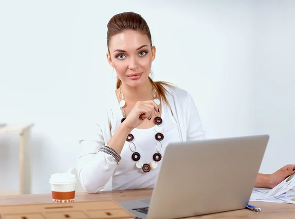 Retrato de una mujer de negocios sentada en el escritorio con portátil — Foto de Stock