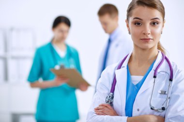 Kadın doktor hastanede steteskopla dikiliyor.