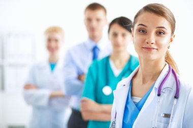 Kadın doktor hastanede steteskopla dikiliyor.