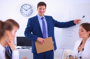 İş adamları iş toplantısında, ofiste oturup tartışıyorlar.