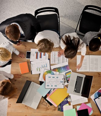 İş adamları iş toplantısında, ofiste oturup tartışıyorlar.