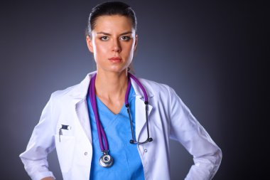 Steteskopu olan genç doktor kadın gride izole edilmiş.