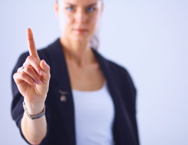 Kadın parmaklarıyla hayali bir ekrana dokunuyor.