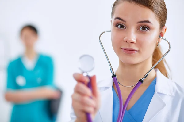 Doctora con estetoscopio escuchando —  Fotos de Stock