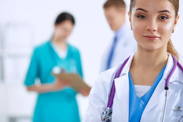 Femme médecin debout avec stéthoscope à l'hôpital — Photo