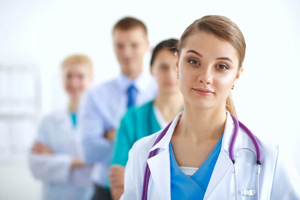 Žena lékař stojící se stetoskopem v nemocnici — Stock fotografie