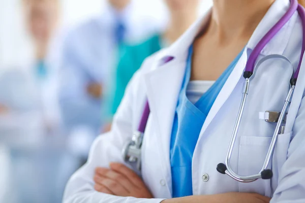 Femme médecin debout avec stéthoscope à l'hôpital — Photo